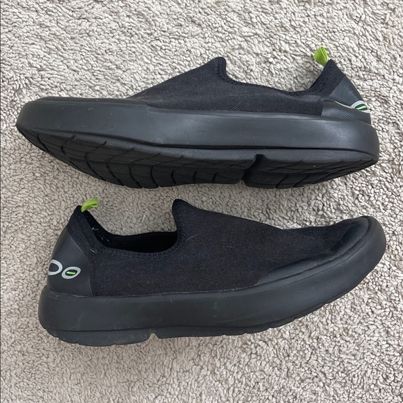 OOFOS Woman’s OOMG EEZEE Low Shoe Slip On Sneaker - Picture 3 of 7